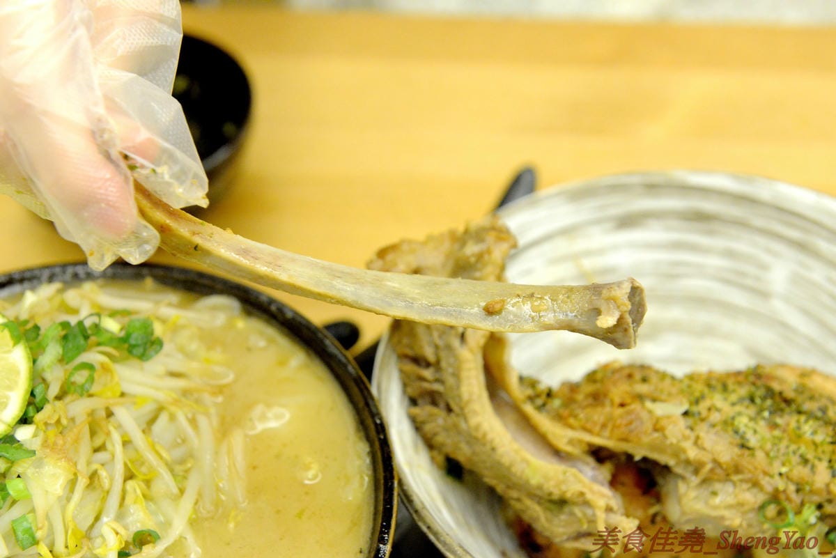 [台中西區]麵屋虎匠 二訪 – 媲美日本職人拉麵店,口味不時創新,湯頭味道獨特,吃第二次還是覺得好好吃 !! 最新推出的接近35公分肋排叉燒拉麵超吸睛,食肉族必點 !!