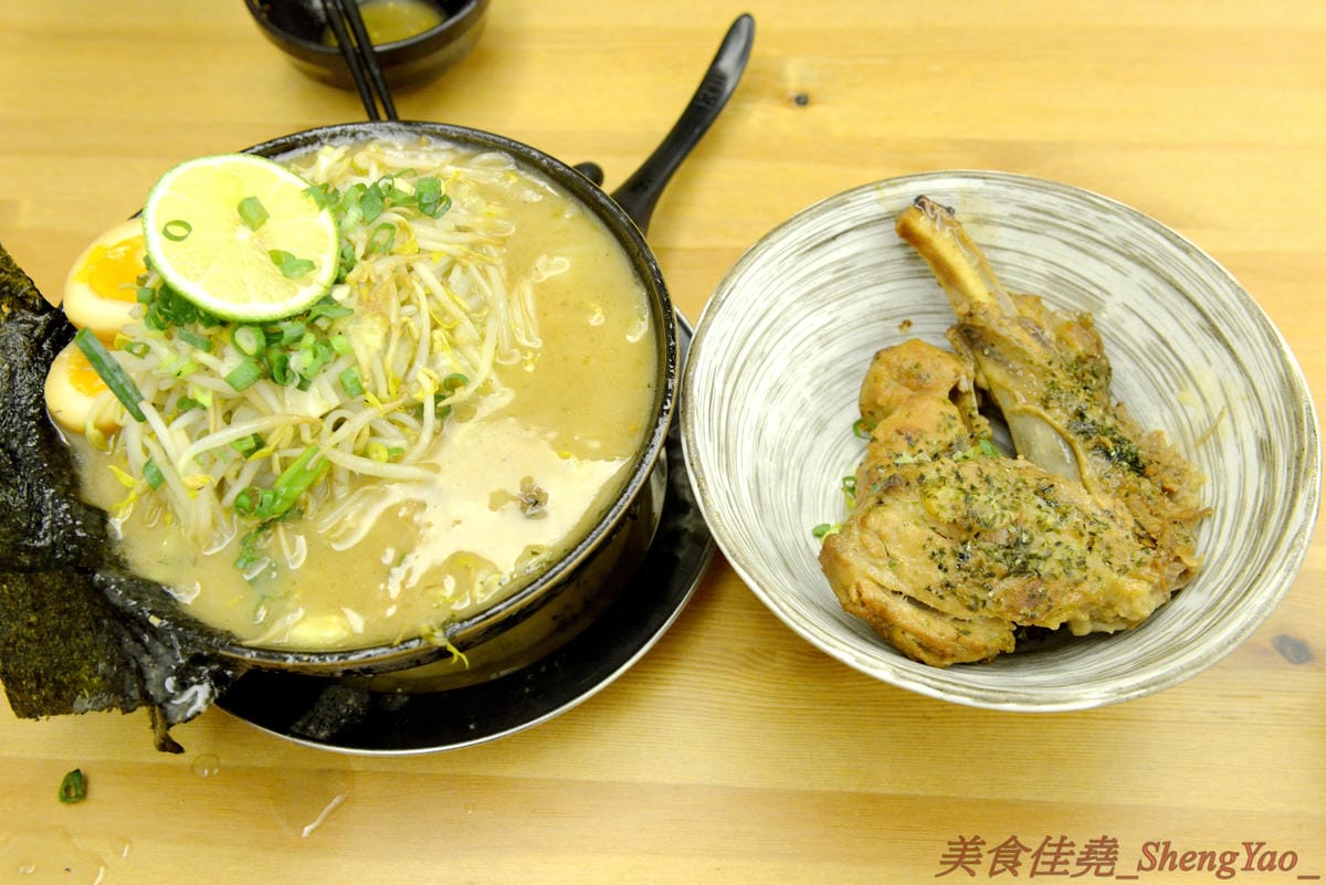 [台中西區]麵屋虎匠 二訪 – 媲美日本職人拉麵店,口味不時創新,湯頭味道獨特,吃第二次還是覺得好好吃 !! 最新推出的接近35公分肋排叉燒拉麵超吸睛,食肉族必點 !!