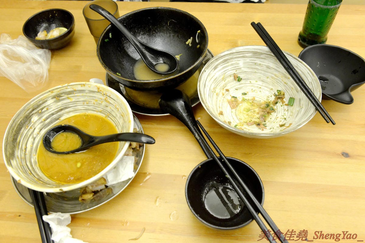 [台中西區]麵屋虎匠 二訪 – 媲美日本職人拉麵店,口味不時創新,湯頭味道獨特,吃第二次還是覺得好好吃 !! 最新推出的接近35公分肋排叉燒拉麵超吸睛,食肉族必點 !!