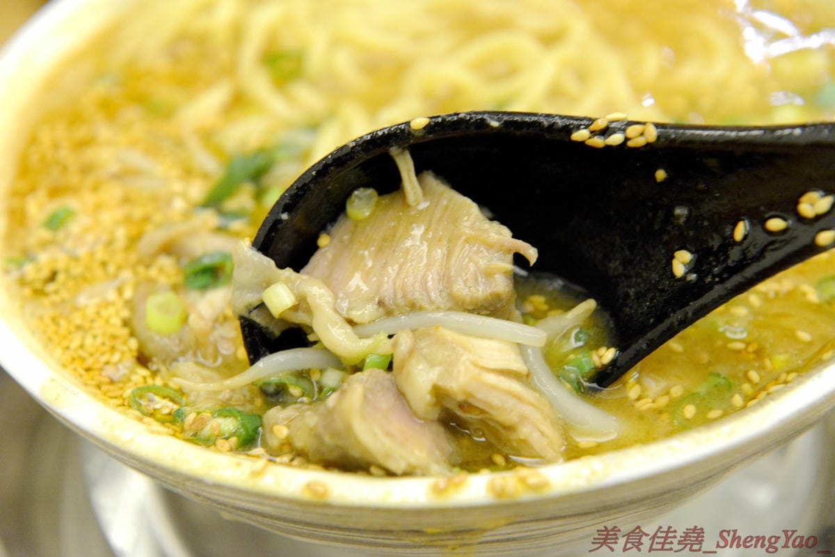 [台中西區]麵屋虎匠 二訪 – 媲美日本職人拉麵店,口味不時創新,湯頭味道獨特,吃第二次還是覺得好好吃 !! 最新推出的接近35公分肋排叉燒拉麵超吸睛,食肉族必點 !!