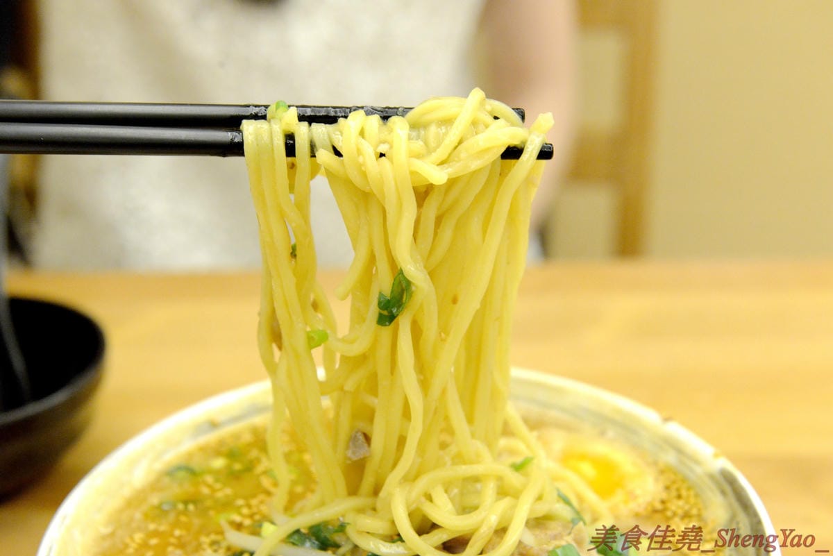 [台中西區]麵屋虎匠 二訪 – 媲美日本職人拉麵店,口味不時創新,湯頭味道獨特,吃第二次還是覺得好好吃 !! 最新推出的接近35公分肋排叉燒拉麵超吸睛,食肉族必點 !!