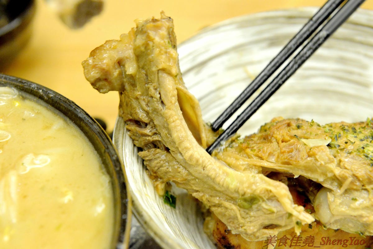 [台中西區]麵屋虎匠 二訪 – 媲美日本職人拉麵店,口味不時創新,湯頭味道獨特,吃第二次還是覺得好好吃 !! 最新推出的接近35公分肋排叉燒拉麵超吸睛,食肉族必點 !!