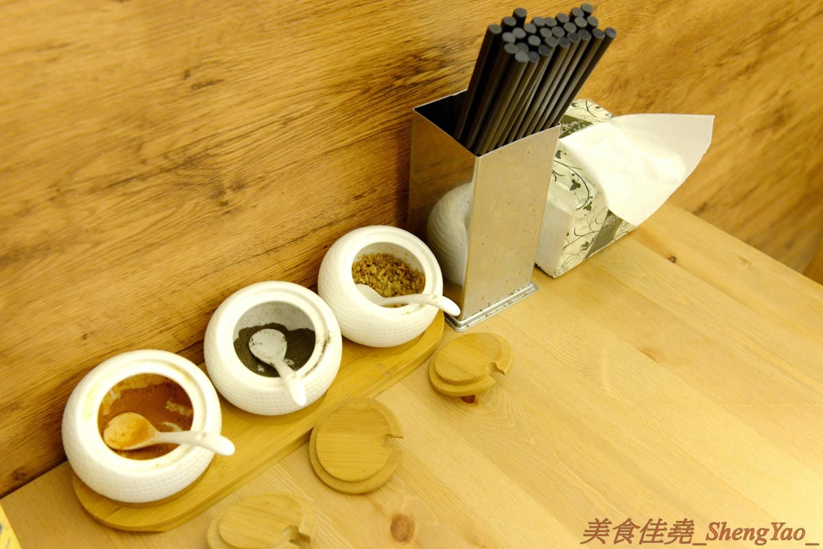 [台中西區]麵屋虎匠 二訪 – 媲美日本職人拉麵店,口味不時創新,湯頭味道獨特,吃第二次還是覺得好好吃 !! 最新推出的接近35公分肋排叉燒拉麵超吸睛,食肉族必點 !!