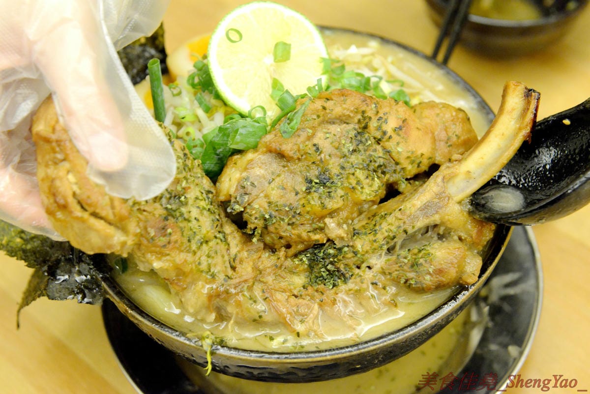 [台中西區]麵屋虎匠 二訪 – 媲美日本職人拉麵店,口味不時創新,湯頭味道獨特,吃第二次還是覺得好好吃 !! 最新推出的接近35公分肋排叉燒拉麵超吸睛,食肉族必點 !!