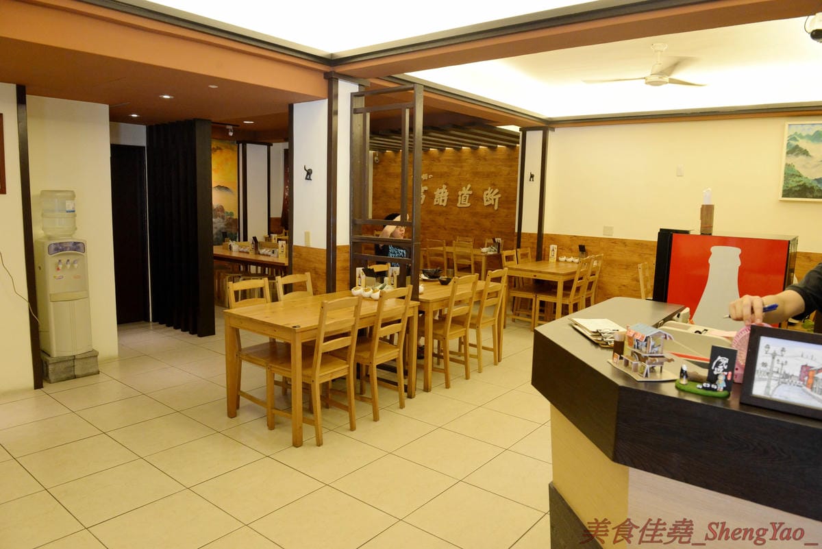 [台中西區]麵屋虎匠 二訪 – 媲美日本職人拉麵店,口味不時創新,湯頭味道獨特,吃第二次還是覺得好好吃 !! 最新推出的接近35公分肋排叉燒拉麵超吸睛,食肉族必點 !!