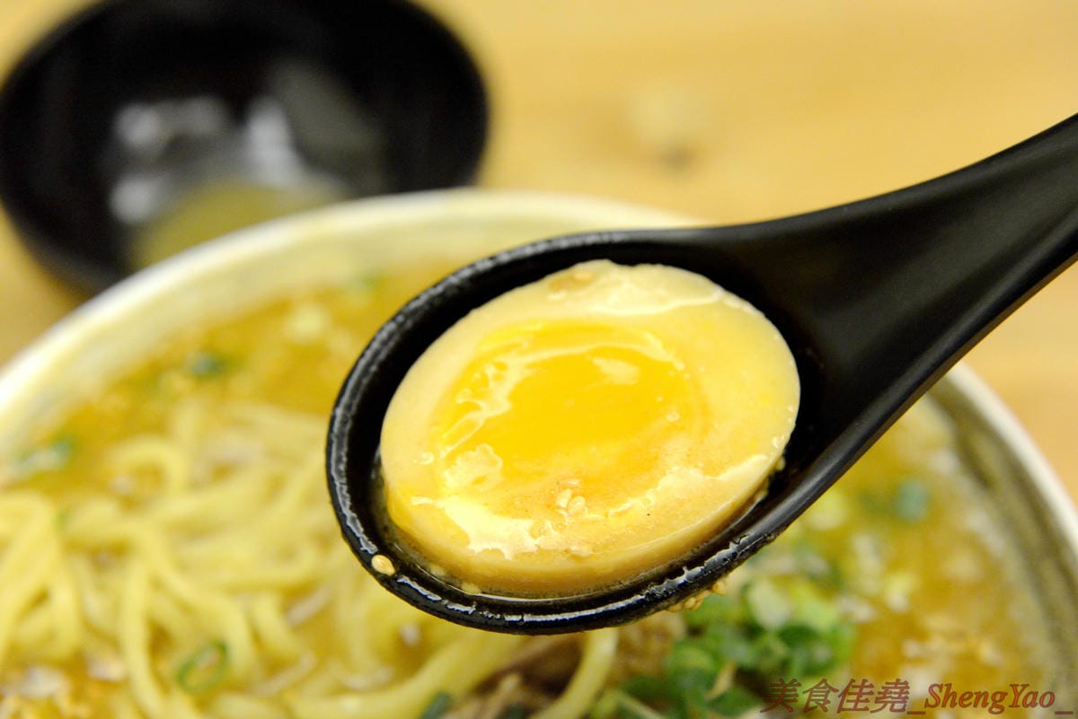 [台中西區]麵屋虎匠 二訪 – 媲美日本職人拉麵店,口味不時創新,湯頭味道獨特,吃第二次還是覺得好好吃 !! 最新推出的接近35公分肋排叉燒拉麵超吸睛,食肉族必點 !!