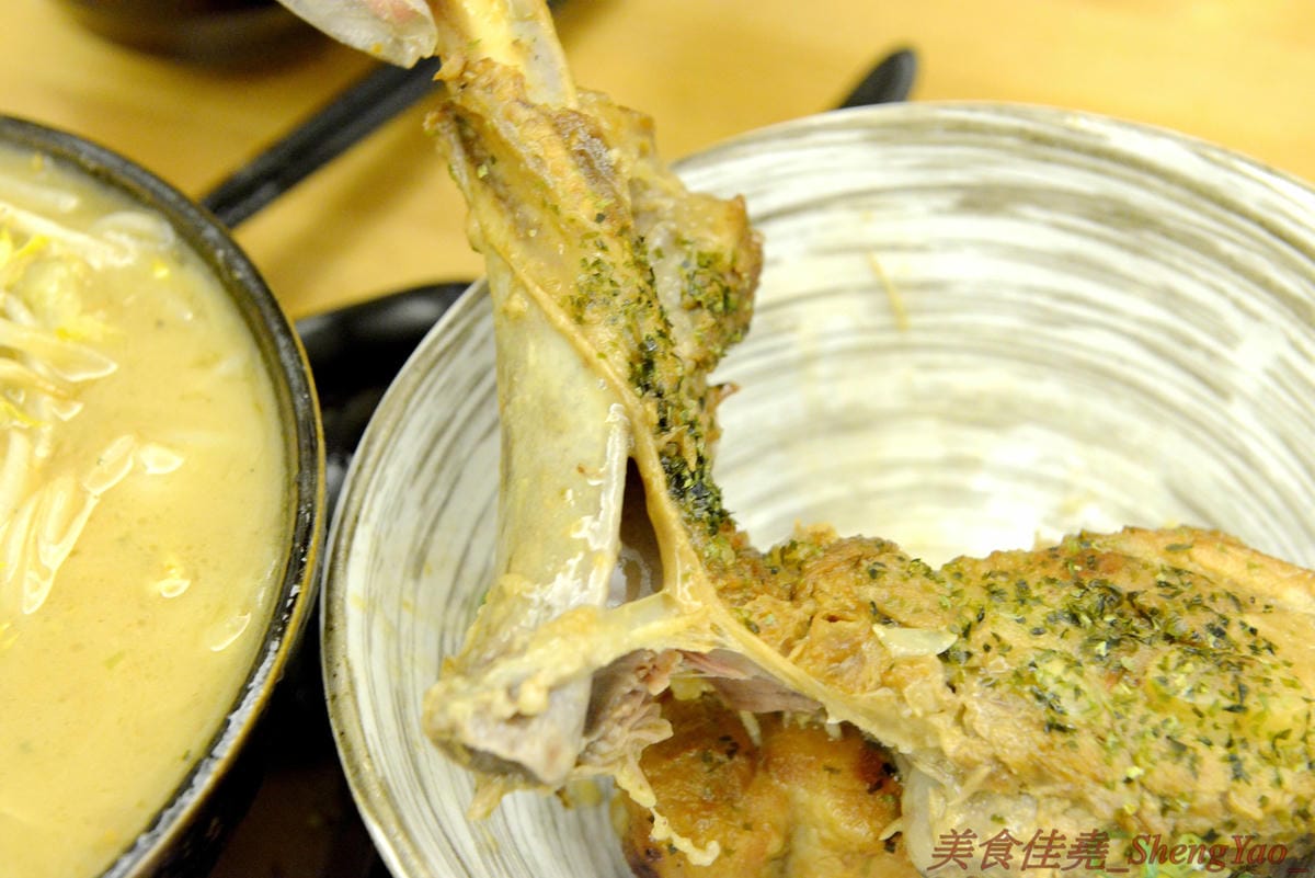 [台中西區]麵屋虎匠 二訪 – 媲美日本職人拉麵店,口味不時創新,湯頭味道獨特,吃第二次還是覺得好好吃 !! 最新推出的接近35公分肋排叉燒拉麵超吸睛,食肉族必點 !!