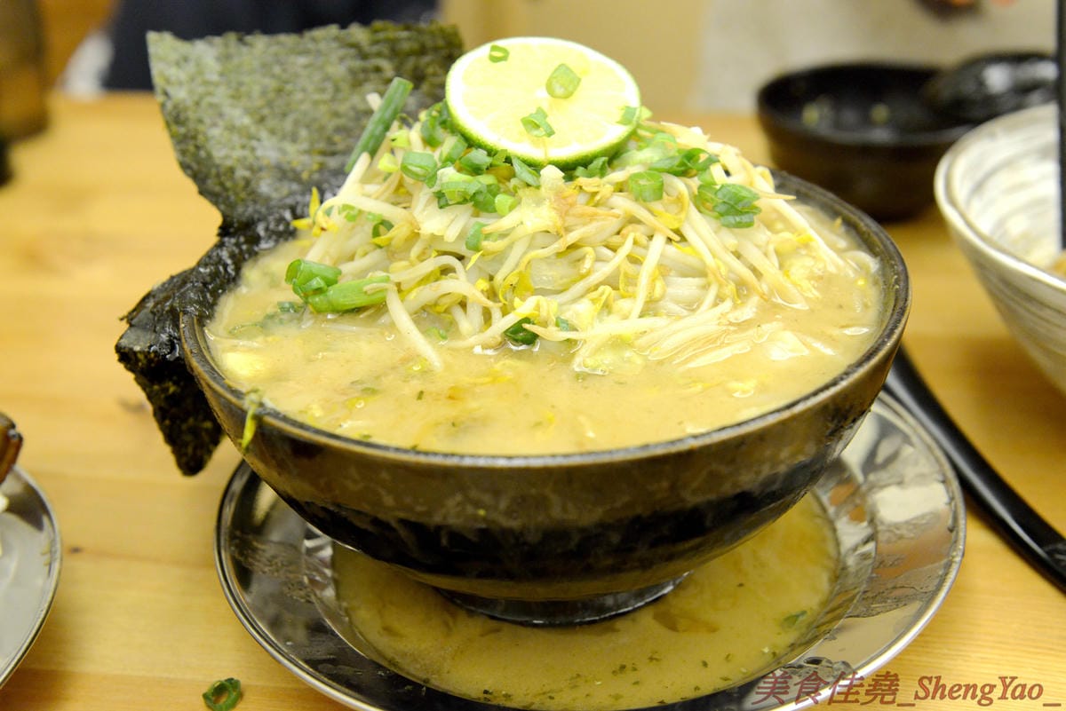 [台中西區]麵屋虎匠 二訪 – 媲美日本職人拉麵店,口味不時創新,湯頭味道獨特,吃第二次還是覺得好好吃 !! 最新推出的接近35公分肋排叉燒拉麵超吸睛,食肉族必點 !!