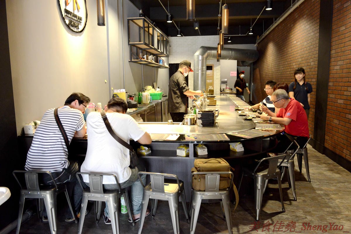 [台中梧棲]沐鐵板燒 – 梧棲第一家鐵板燒,7/16號開幕,價格平價,店內白飯、湯品和飲料皆無限供應,大推蔥爆鮮蚵、蝦仁等海鮮部份,好吃夠味很下飯。(7/16-7/31開幕期間用餐打卡粉絲團按讚送精緻小