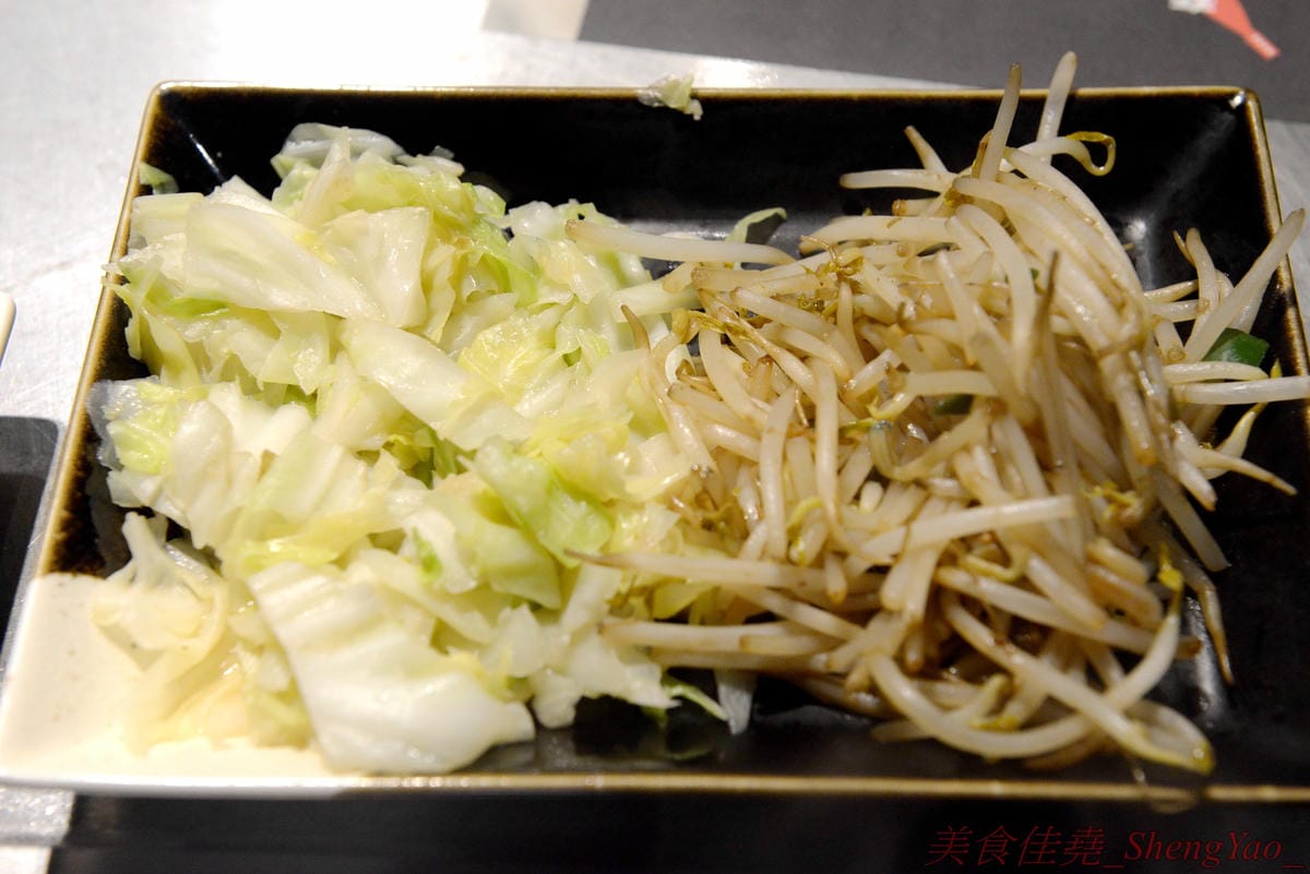 [台中梧棲]沐鐵板燒 – 梧棲第一家鐵板燒,7/16號開幕,價格平價,店內白飯、湯品和飲料皆無限供應,大推蔥爆鮮蚵、蝦仁等海鮮部份,好吃夠味很下飯。(7/16-7/31開幕期間用餐打卡粉絲團按讚送精緻小