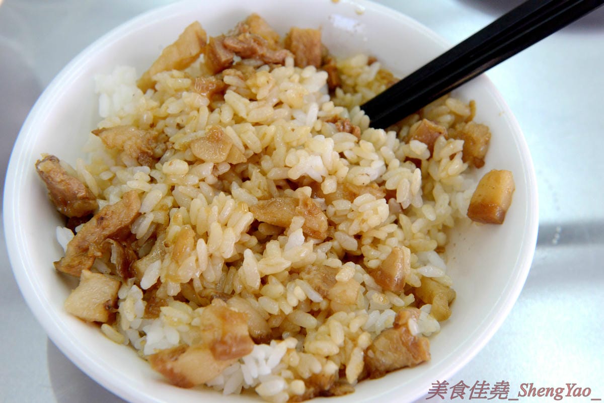[台中沙鹿]民家排骨飯 – 5月新開幕的沙鹿深夜食堂,下午五點開到半夜三點,排骨肉質厚實、滷得軟嫩入味,重口味好下飯。