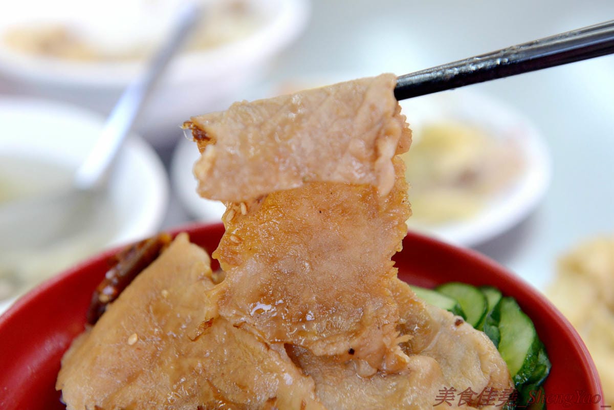 [台中沙鹿]民家排骨飯 – 5月新開幕的沙鹿深夜食堂,下午五點開到半夜三點,排骨肉質厚實、滷得軟嫩入味,重口味好下飯。