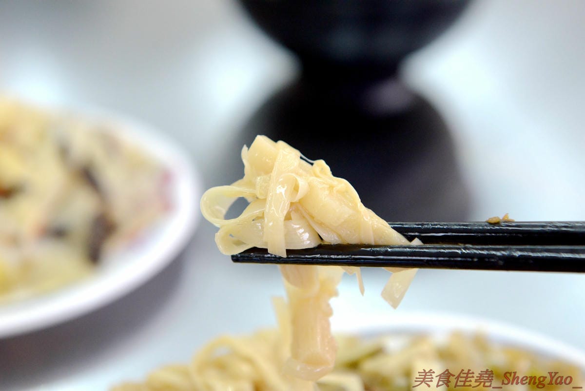 [台中沙鹿]民家排骨飯 – 5月新開幕的沙鹿深夜食堂,下午五點開到半夜三點,排骨肉質厚實、滷得軟嫩入味,重口味好下飯。