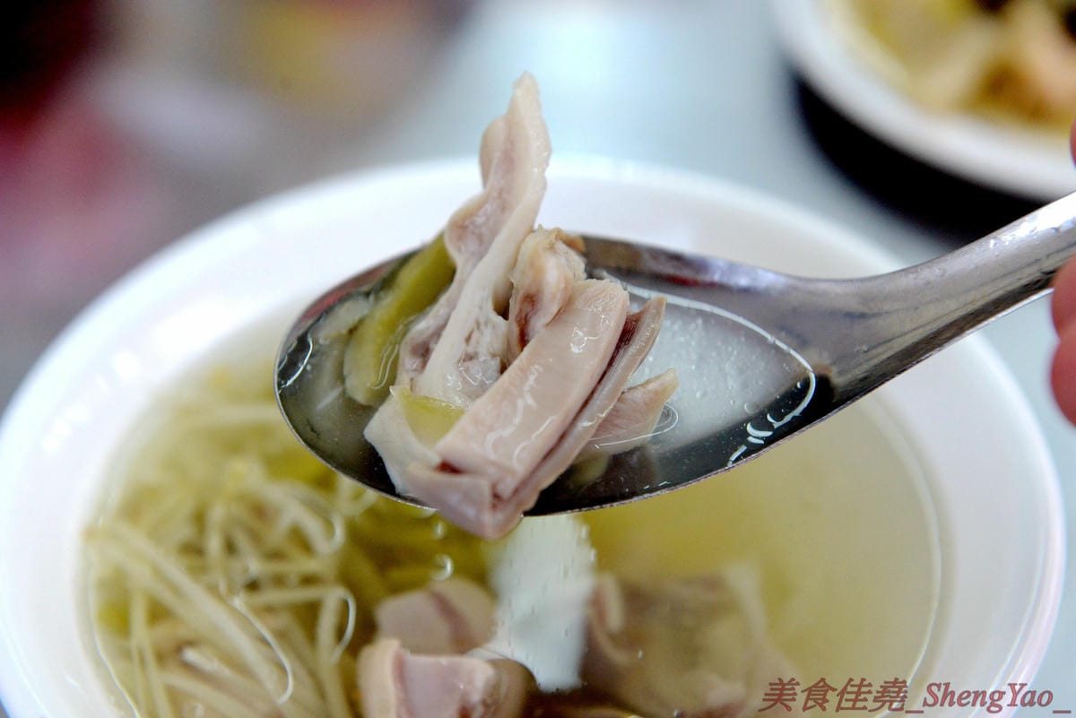 [台中沙鹿]民家排骨飯 – 5月新開幕的沙鹿深夜食堂,下午五點開到半夜三點,排骨肉質厚實、滷得軟嫩入味,重口味好下飯。
