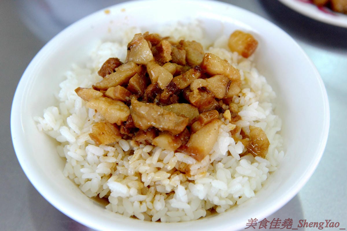 [台中沙鹿]民家排骨飯 – 5月新開幕的沙鹿深夜食堂,下午五點開到半夜三點,排骨肉質厚實、滷得軟嫩入味,重口味好下飯。