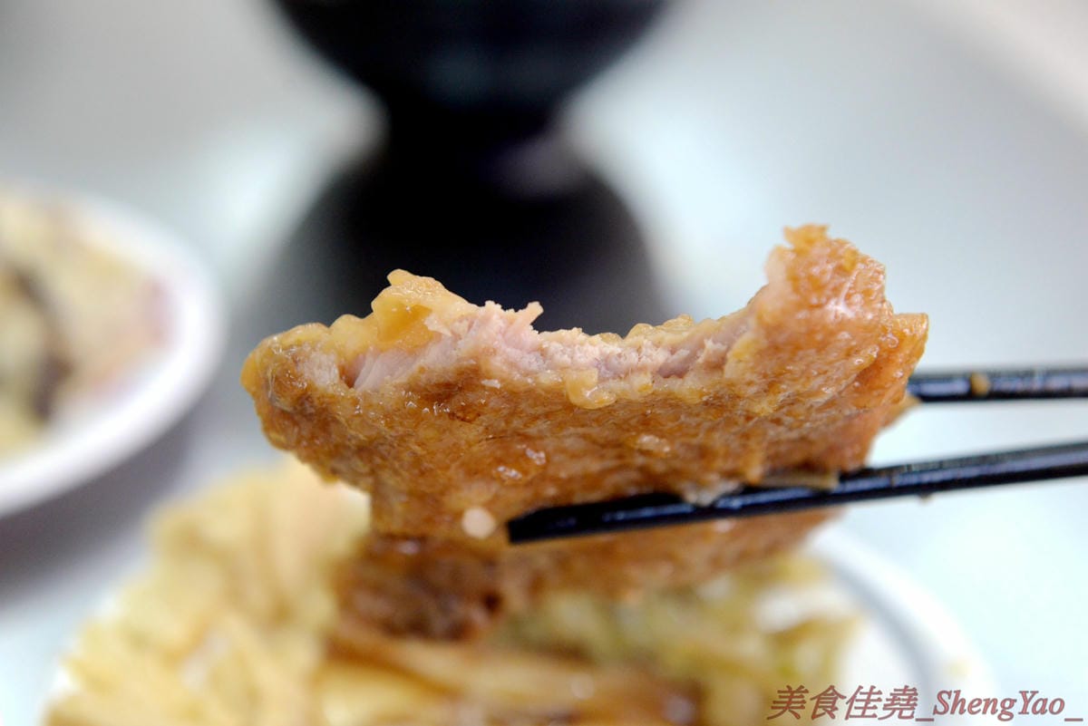 [台中沙鹿]民家排骨飯 – 5月新開幕的沙鹿深夜食堂,下午五點開到半夜三點,排骨肉質厚實、滷得軟嫩入味,重口味好下飯。