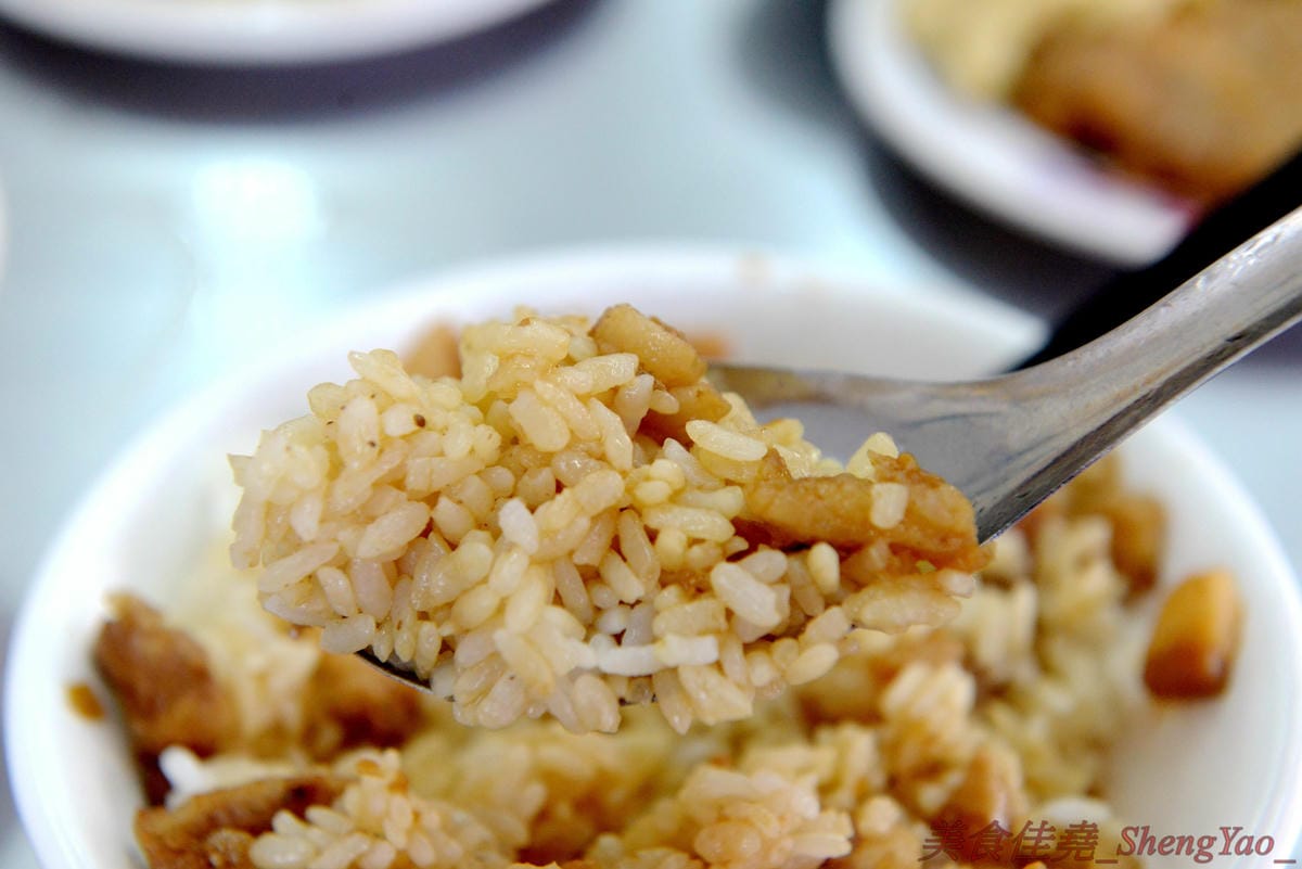 [台中沙鹿]民家排骨飯 – 5月新開幕的沙鹿深夜食堂,下午五點開到半夜三點,排骨肉質厚實、滷得軟嫩入味,重口味好下飯。