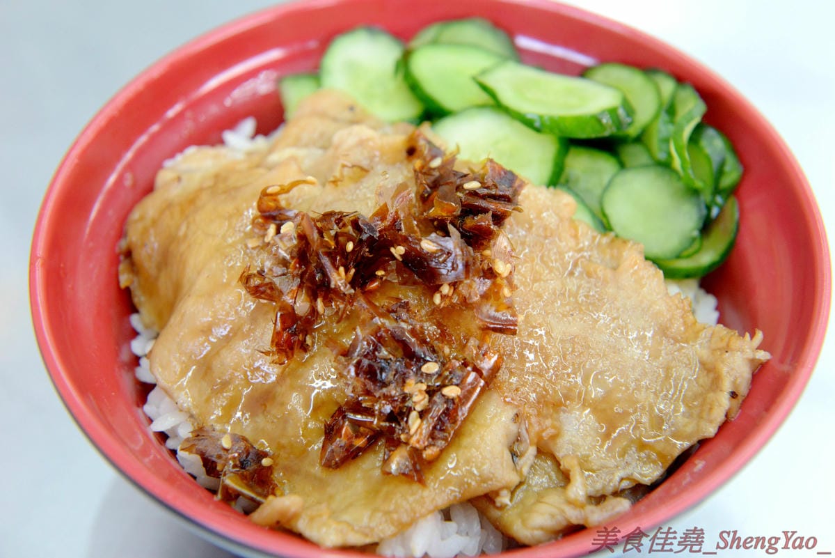 [台中沙鹿]民家排骨飯 – 5月新開幕的沙鹿深夜食堂,下午五點開到半夜三點,排骨肉質厚實、滷得軟嫩入味,重口味好下飯。