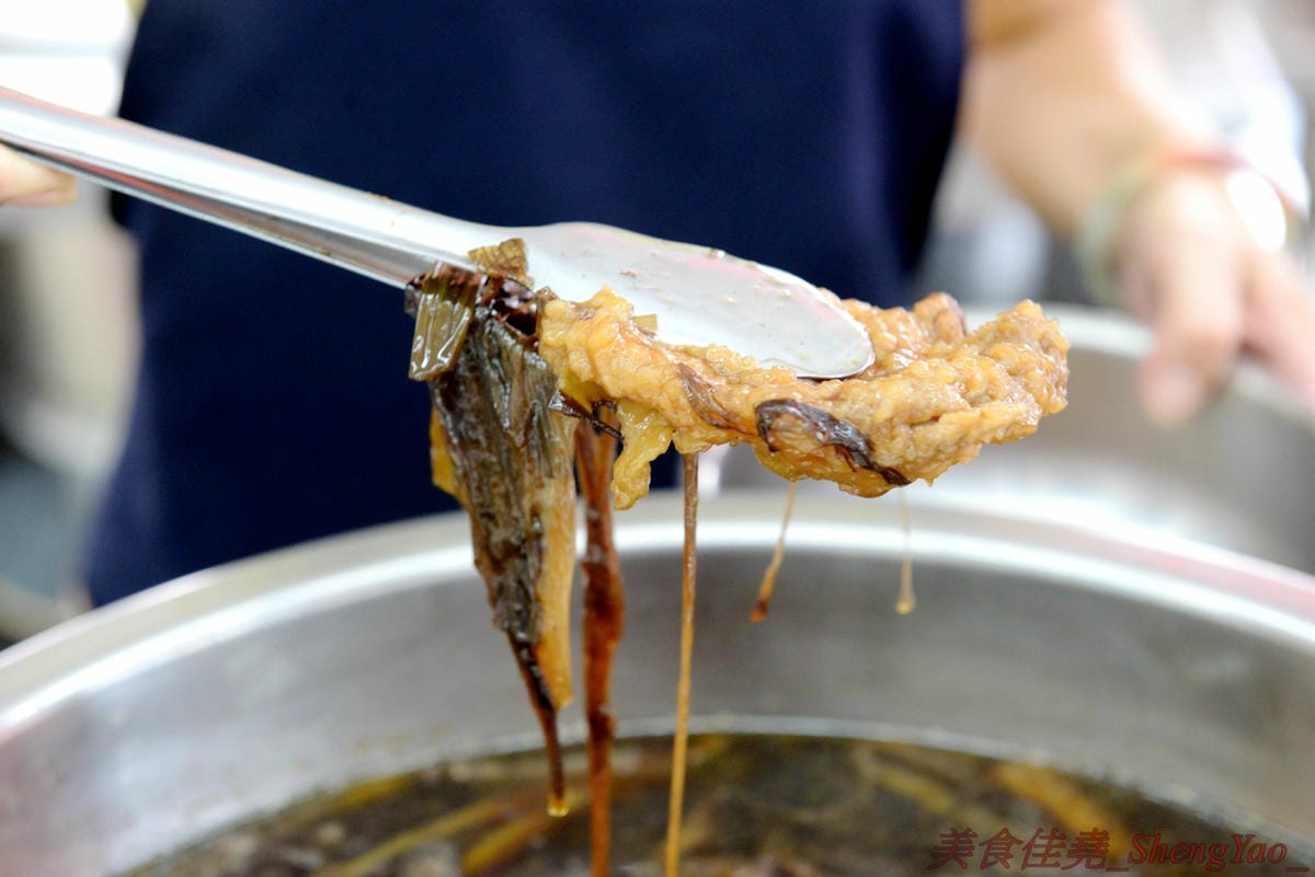 [台中沙鹿]民家排骨飯 – 5月新開幕的沙鹿深夜食堂,下午五點開到半夜三點,排骨肉質厚實、滷得軟嫩入味,重口味好下飯。