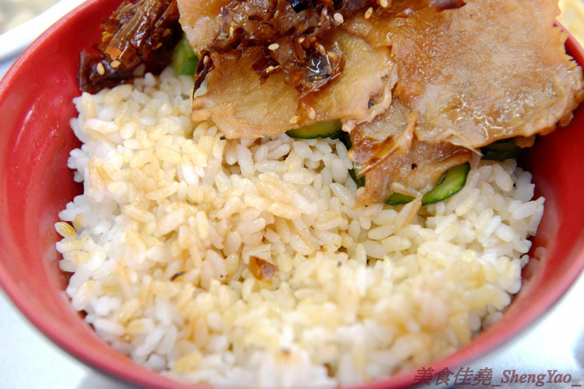 [台中沙鹿]民家排骨飯 – 5月新開幕的沙鹿深夜食堂,下午五點開到半夜三點,排骨肉質厚實、滷得軟嫩入味,重口味好下飯。