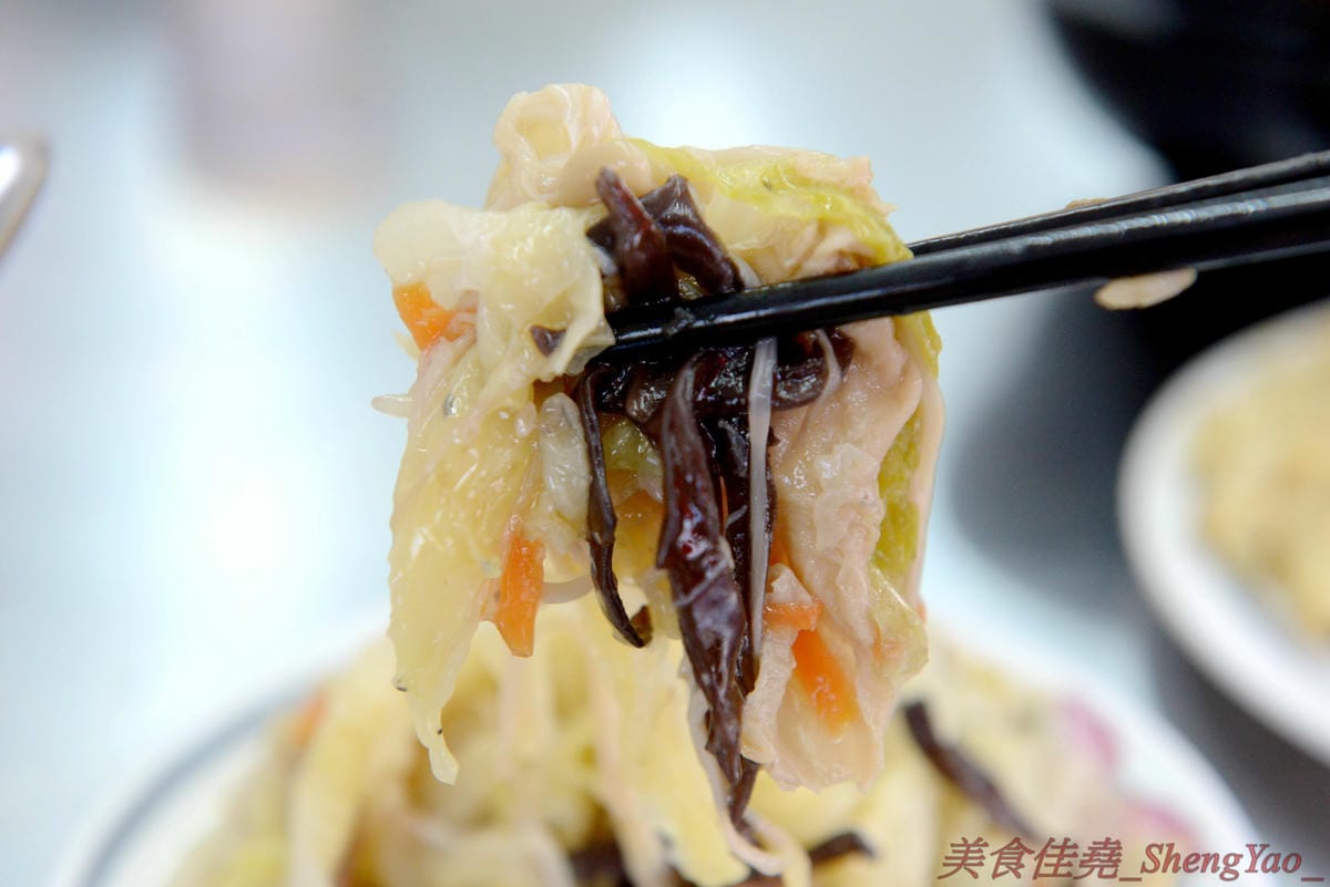 [台中沙鹿]民家排骨飯 – 5月新開幕的沙鹿深夜食堂,下午五點開到半夜三點,排骨肉質厚實、滷得軟嫩入味,重口味好下飯。
