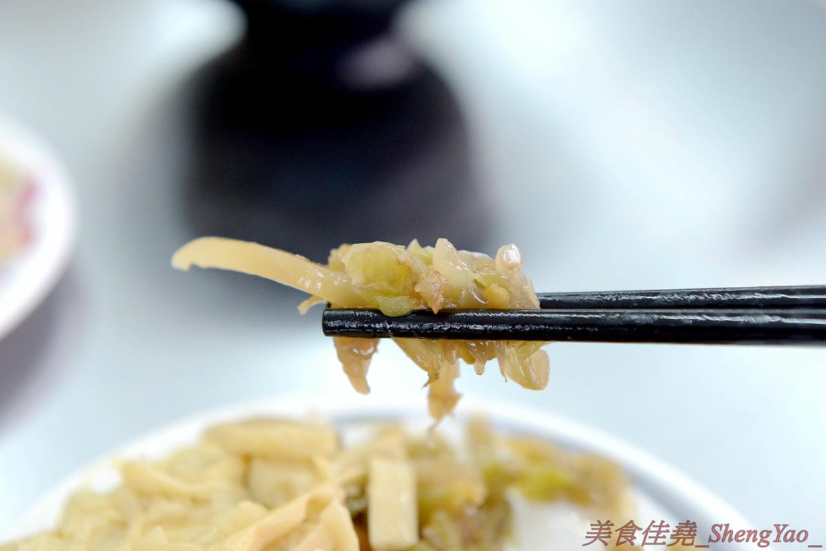 [台中沙鹿]民家排骨飯 – 5月新開幕的沙鹿深夜食堂,下午五點開到半夜三點,排骨肉質厚實、滷得軟嫩入味,重口味好下飯。