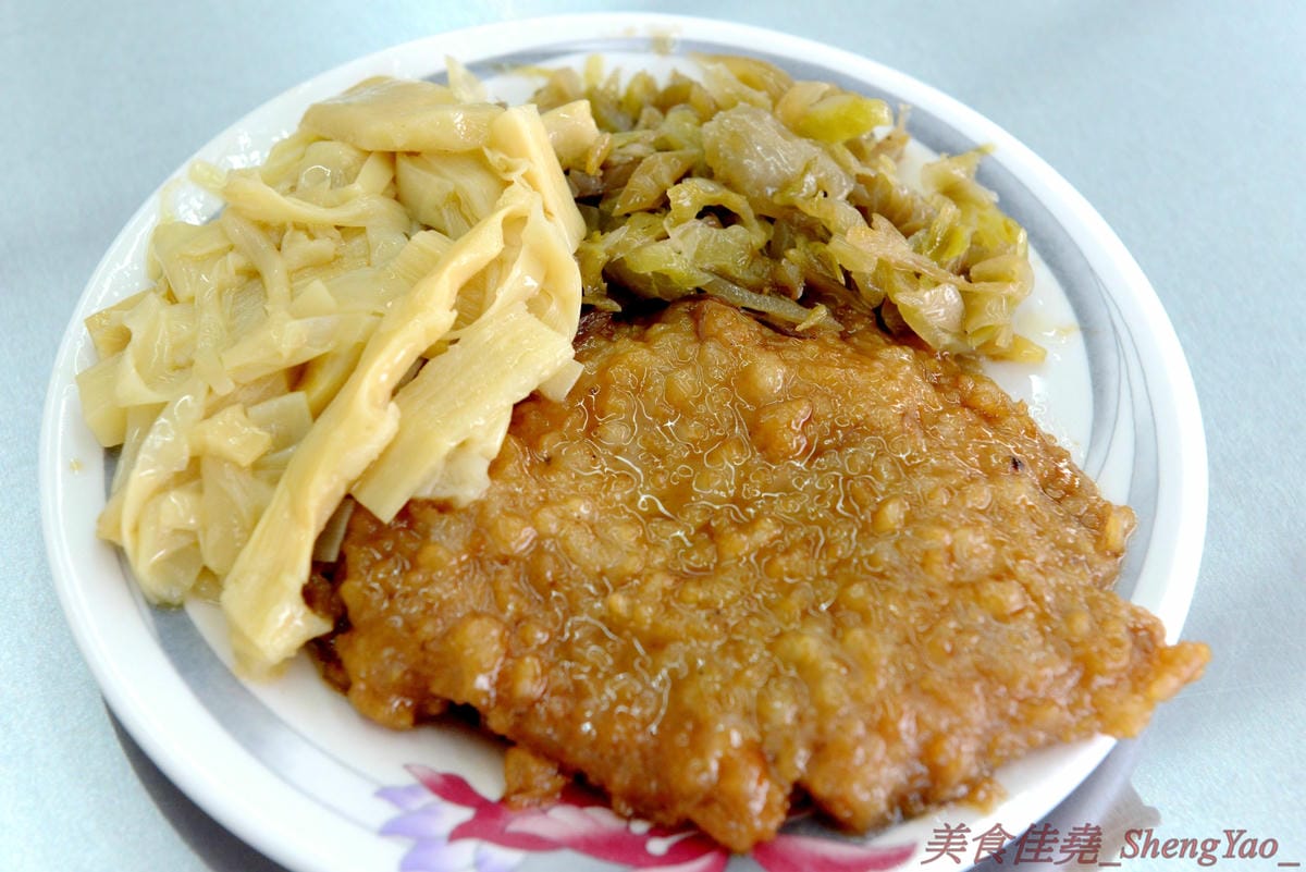 [台中沙鹿]民家排骨飯 – 5月新開幕的沙鹿深夜食堂,下午五點開到半夜三點,排骨肉質厚實、滷得軟嫩入味,重口味好下飯。
