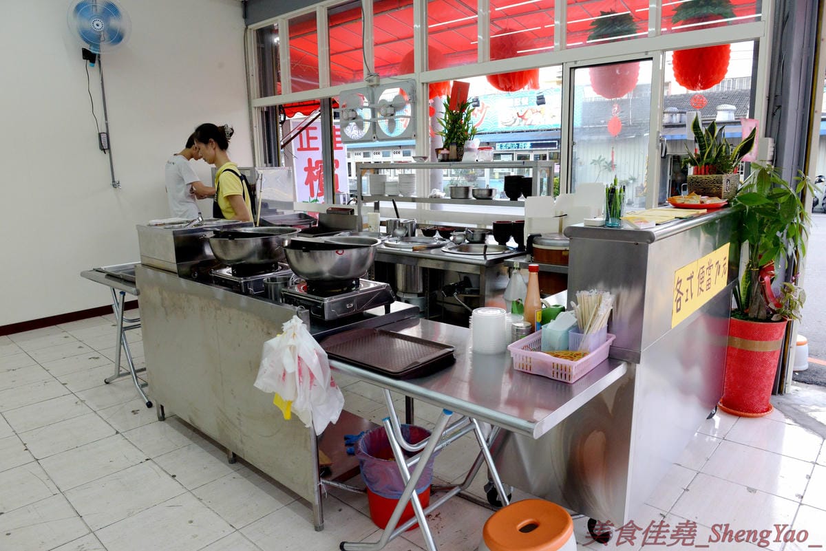 [台中沙鹿]民家排骨飯 – 5月新開幕的沙鹿深夜食堂,下午五點開到半夜三點,排骨肉質厚實、滷得軟嫩入味,重口味好下飯。