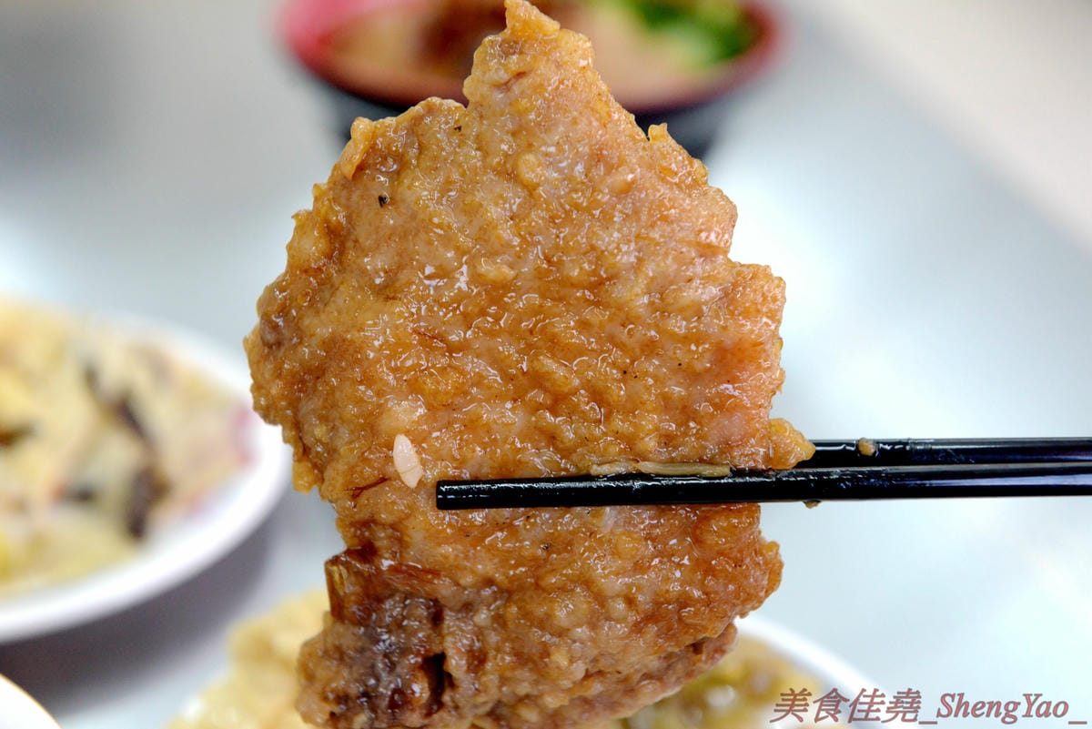 [台中沙鹿]民家排骨飯 – 5月新開幕的沙鹿深夜食堂,下午五點開到半夜三點,排骨肉質厚實、滷得軟嫩入味,重口味好下飯。