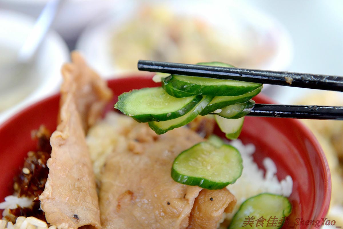 [台中沙鹿]民家排骨飯 – 5月新開幕的沙鹿深夜食堂,下午五點開到半夜三點,排骨肉質厚實、滷得軟嫩入味,重口味好下飯。