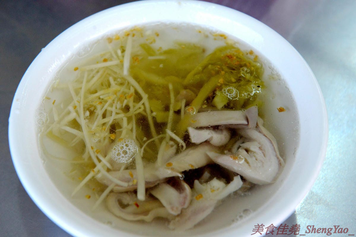 [台中沙鹿]民家排骨飯 – 5月新開幕的沙鹿深夜食堂,下午五點開到半夜三點,排骨肉質厚實、滷得軟嫩入味,重口味好下飯。