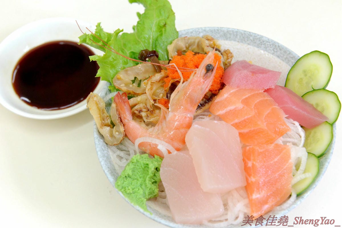 [台中清水]三裕壽司 – 應該是清水目前唯一一家有賣日式料理的店,價格便宜,招牌生魚片丼飯只要100元,C/P值還不錯。