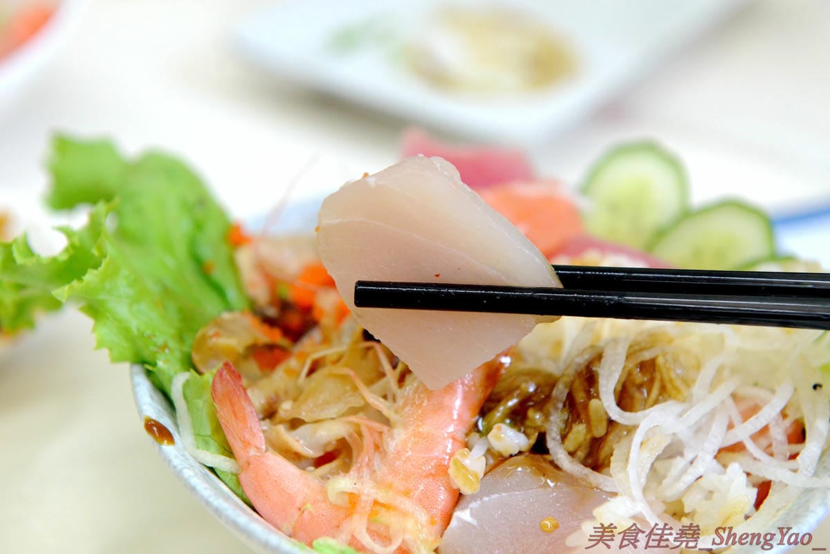 [台中清水]三裕壽司 – 應該是清水目前唯一一家有賣日式料理的店,價格便宜,招牌生魚片丼飯只要100元,C/P值還不錯。