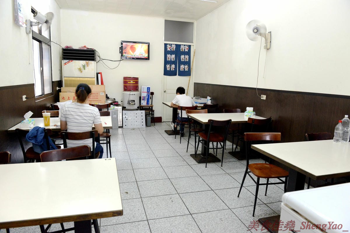 [台中清水]三裕壽司 – 應該是清水目前唯一一家有賣日式料理的店,價格便宜,招牌生魚片丼飯只要100元,C/P值還不錯。