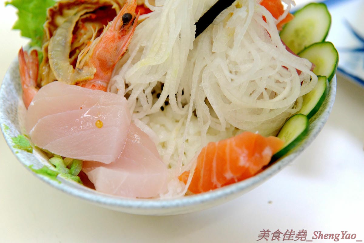 [台中清水]三裕壽司 – 應該是清水目前唯一一家有賣日式料理的店,價格便宜,招牌生魚片丼飯只要100元,C/P值還不錯。