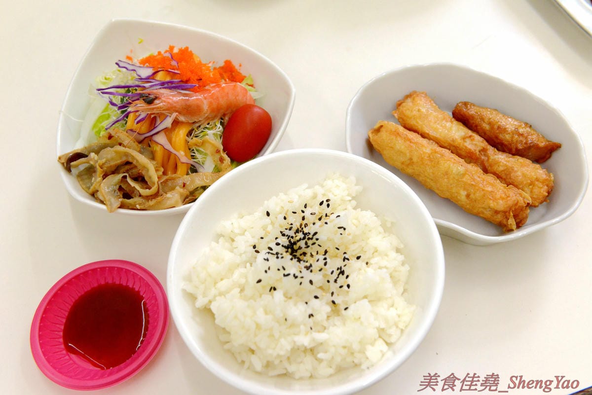 [台中清水]三裕壽司 – 應該是清水目前唯一一家有賣日式料理的店,價格便宜,招牌生魚片丼飯只要100元,C/P值還不錯。