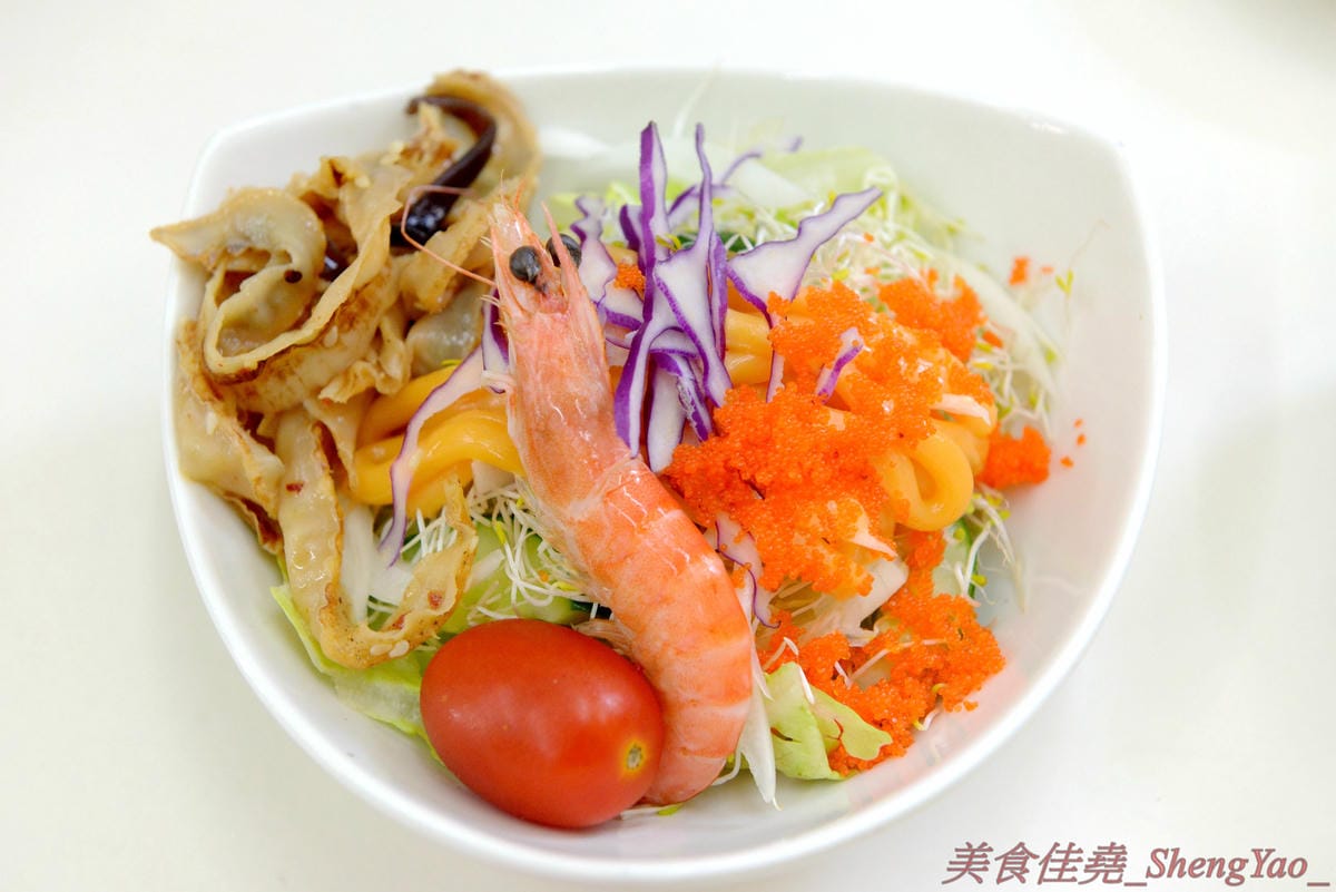 [台中清水]三裕壽司 – 應該是清水目前唯一一家有賣日式料理的店,價格便宜,招牌生魚片丼飯只要100元,C/P值還不錯。