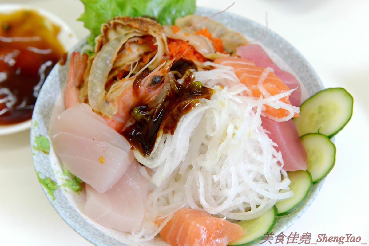 [台中清水]三裕壽司 – 應該是清水目前唯一一家有賣日式料理的店,價格便宜,招牌生魚片丼飯只要100元,C/P值還不錯。