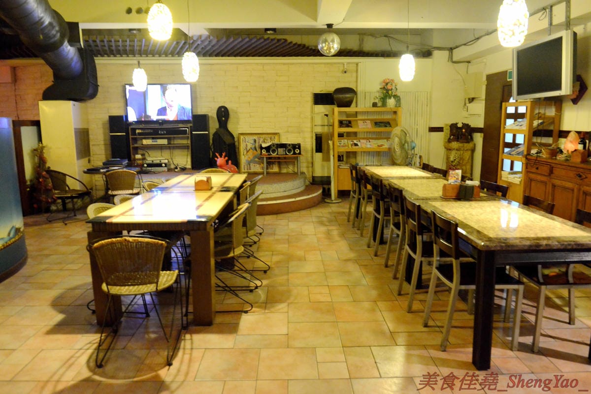[台中沙鹿]甜蜜花園景觀餐廳 – 沙鹿市區內難得的景觀餐廳,不少美食節目介紹過,視野遠眺海線城市,晚上還可看夜景,餐點現點現做不使用調理包,好吃夠水準,情侶約會、同學會聚餐的好地方。(已