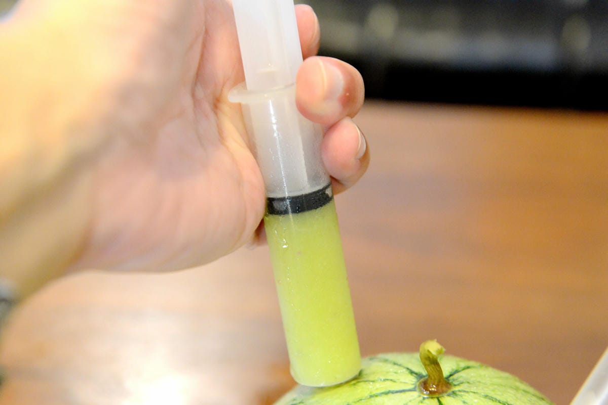 [台南東區]蜂橙 複合式餐飲 – 新聞報導過的台南創意飲品,幫發燒的西瓜打針,可選擇搭配鮮奶或是果汁,最近店家還新增搭配啤酒,實在是太有趣了。