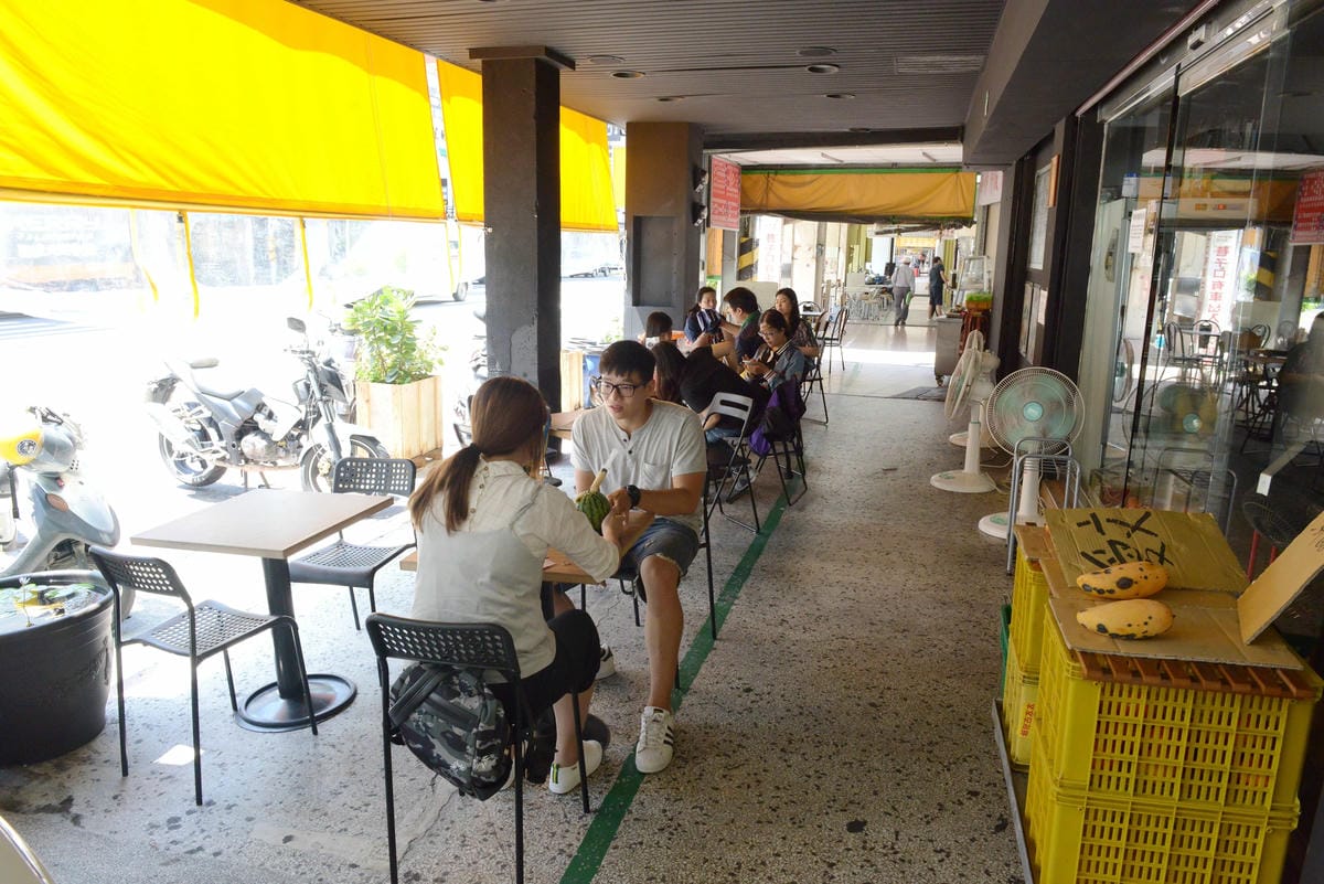 [台南東區]蜂橙 複合式餐飲 – 新聞報導過的台南創意飲品,幫發燒的西瓜打針,可選擇搭配鮮奶或是果汁,最近店家還新增搭配啤酒,實在是太有趣了。
