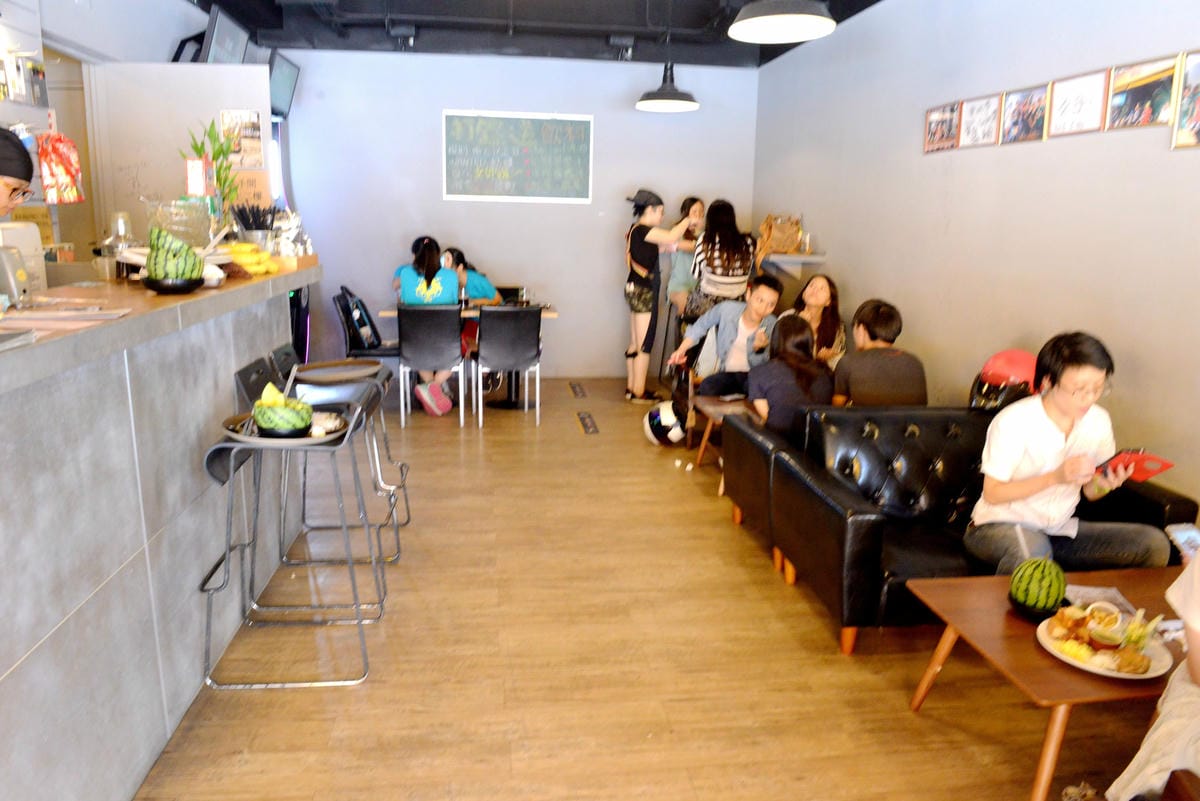 [台南東區]蜂橙 複合式餐飲 – 新聞報導過的台南創意飲品,幫發燒的西瓜打針,可選擇搭配鮮奶或是果汁,最近店家還新增搭配啤酒,實在是太有趣了。