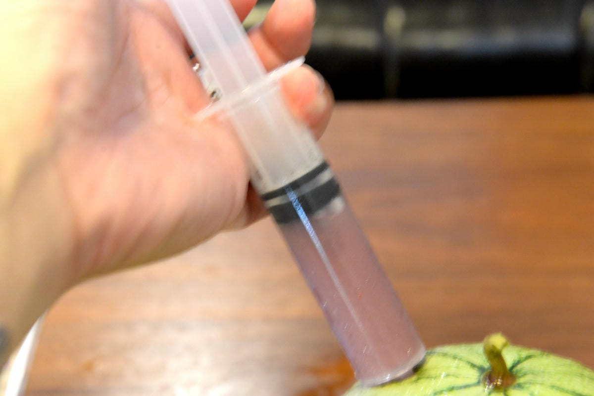 [台南東區]蜂橙 複合式餐飲 – 新聞報導過的台南創意飲品,幫發燒的西瓜打針,可選擇搭配鮮奶或是果汁,最近店家還新增搭配啤酒,實在是太有趣了。
