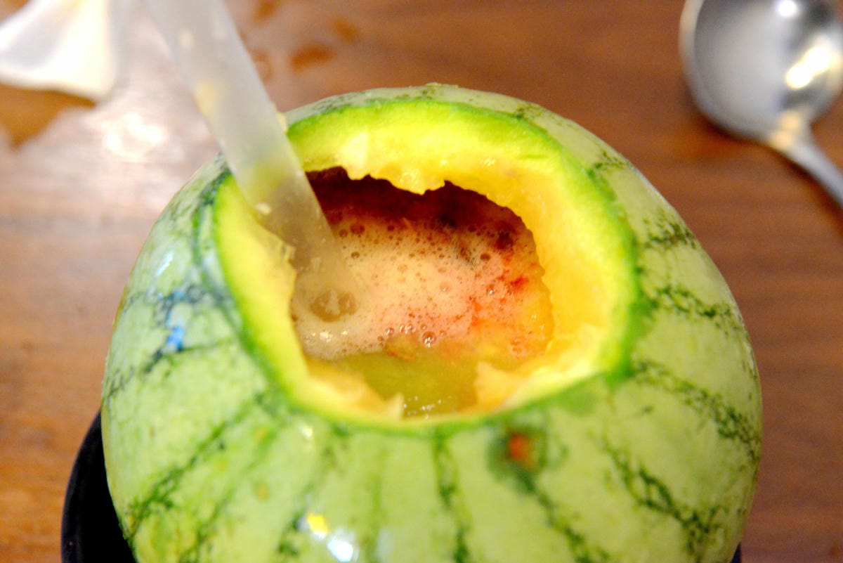[台南東區]蜂橙 複合式餐飲 – 新聞報導過的台南創意飲品,幫發燒的西瓜打針,可選擇搭配鮮奶或是果汁,最近店家還新增搭配啤酒,實在是太有趣了。