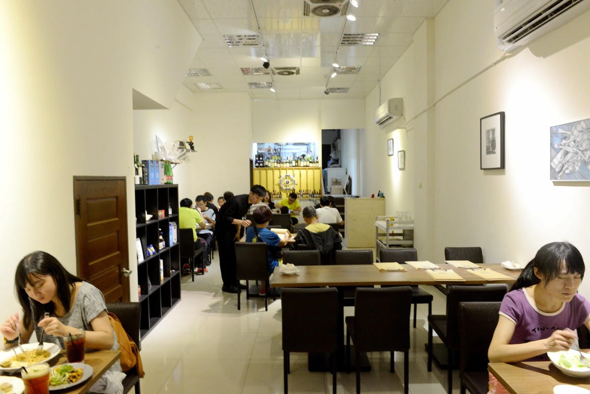 [基隆中正]海洋先生義式餐館 – 來自基隆漁村的兩兄弟開的義式餐館,食材非常講究,義大利麵條使用百味來品牌,海鮮非常新鮮,大推黑松露野菇干貝燉飯。