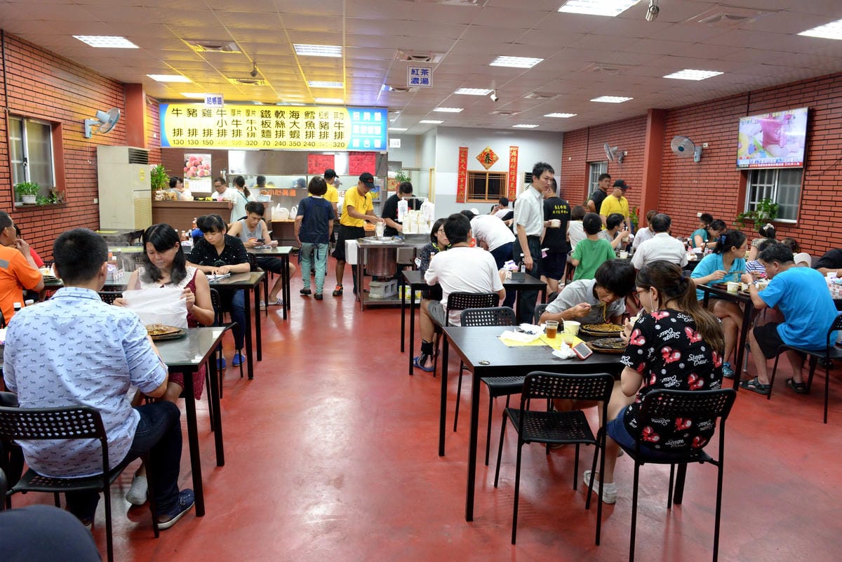 [台中沙鹿]沙鹿天橋旁來來牛排 – 沙鹿30年歷史的老牌牛排館,排餐平價好吃,用餐環境寬敞舒適又乾淨,服務態度積極,新推出16oz特厚厚牛只要350元 !!(店家邀約)
