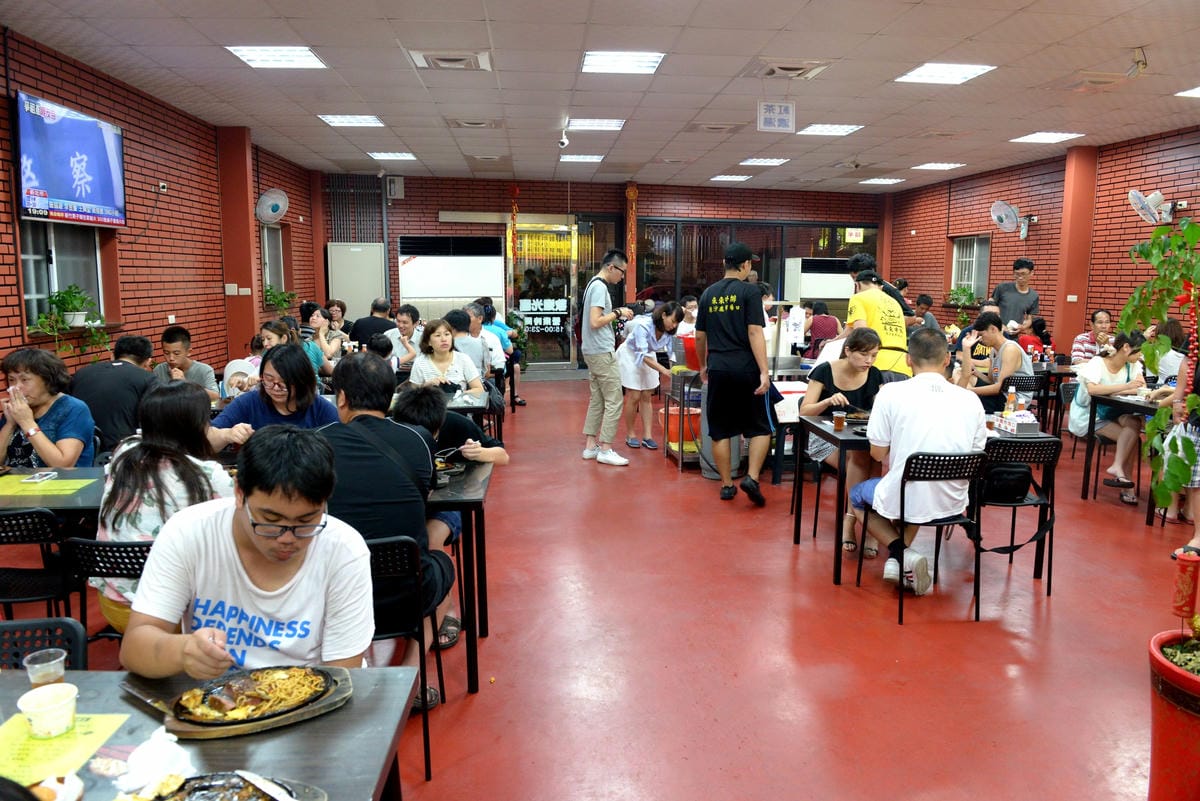 [台中沙鹿]沙鹿天橋旁來來牛排 – 沙鹿30年歷史的老牌牛排館,排餐平價好吃,用餐環境寬敞舒適又乾淨,服務態度積極,新推出16oz特厚厚牛只要350元 !!(店家邀約)