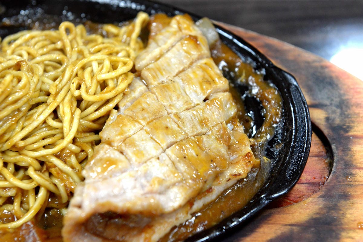 [台中沙鹿]沙鹿天橋旁來來牛排 – 沙鹿30年歷史的老牌牛排館,排餐平價好吃,用餐環境寬敞舒適又乾淨,服務態度積極,新推出16oz特厚厚牛只要350元 !!(店家邀約)