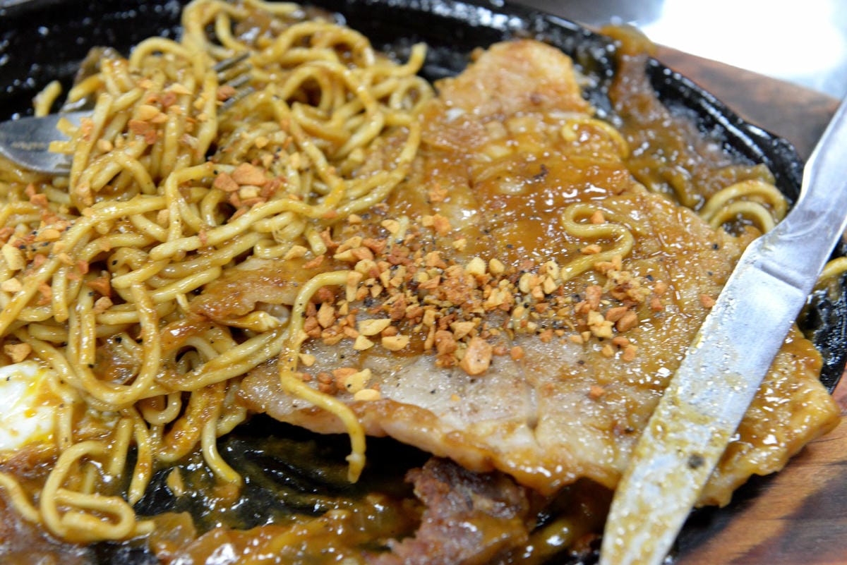 [台中沙鹿]沙鹿天橋旁來來牛排 – 沙鹿30年歷史的老牌牛排館,排餐平價好吃,用餐環境寬敞舒適又乾淨,服務態度積極,新推出16oz特厚厚牛只要350元 !!(店家邀約)
