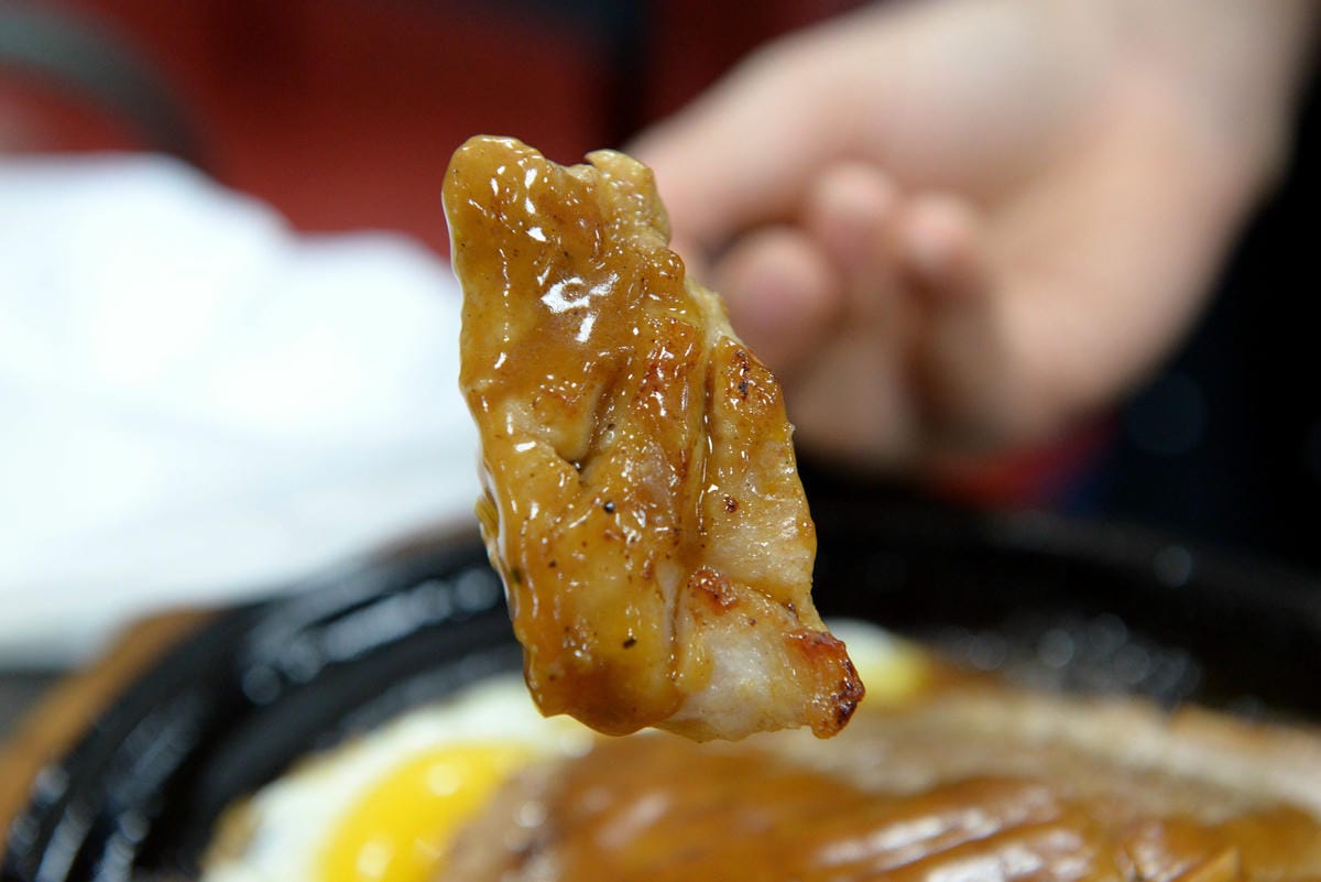 [台中沙鹿]沙鹿天橋旁來來牛排 – 沙鹿30年歷史的老牌牛排館,排餐平價好吃,用餐環境寬敞舒適又乾淨,服務態度積極,新推出16oz特厚厚牛只要350元 !!(店家邀約)